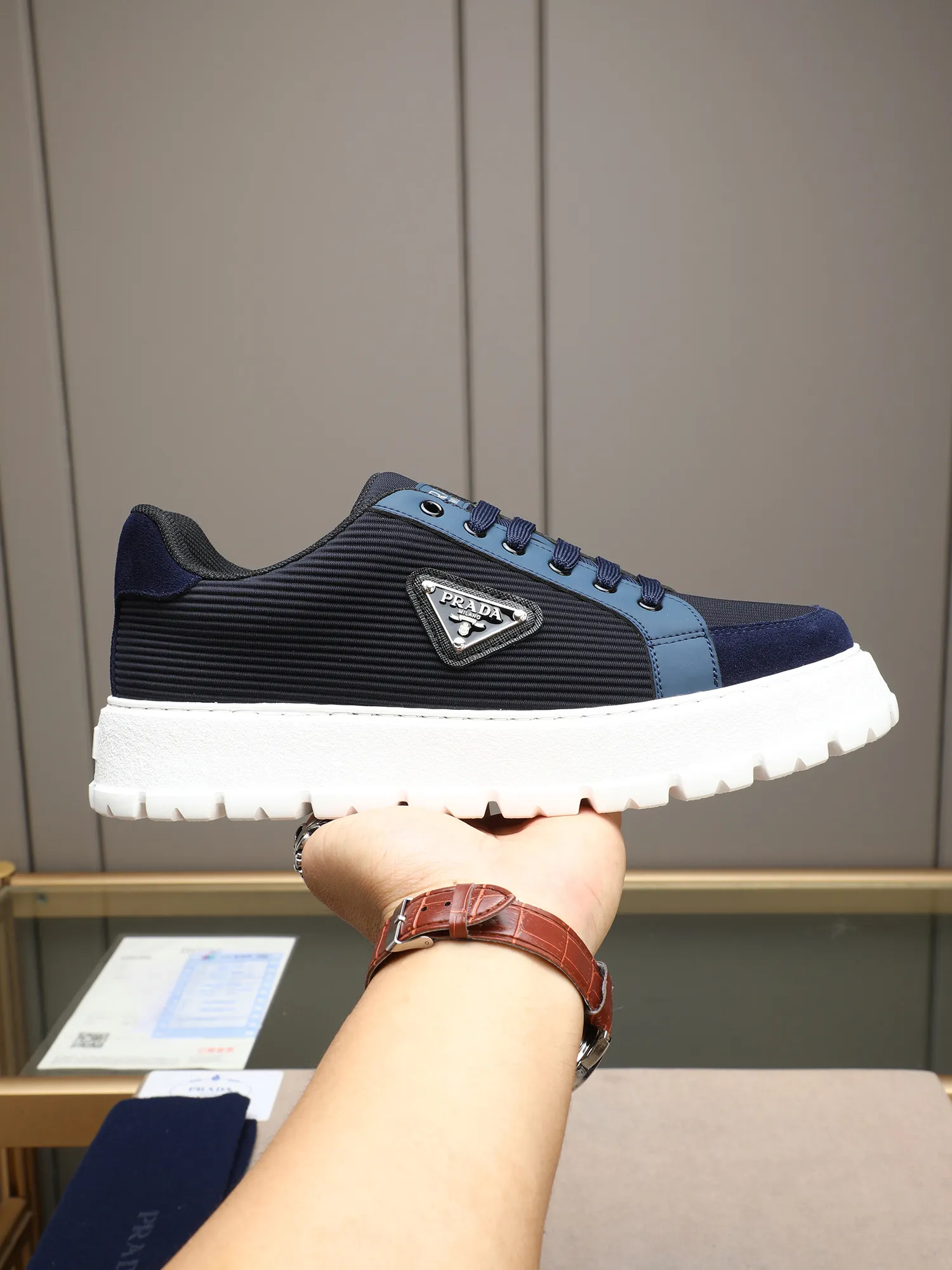 Men's Men's Shoes 💰440 Prada/Prada Men's new casual shoes, this sports shoe is made of imported calfskin upper with breathable mesh and breathable mesh lining. The foot pads are made of sheepskin, and the outsole is made of non-slip sports exclusive rubber outsole with logo. It feels good on the feet and is a fashionable item! Size: 38-44 (45 customized)
